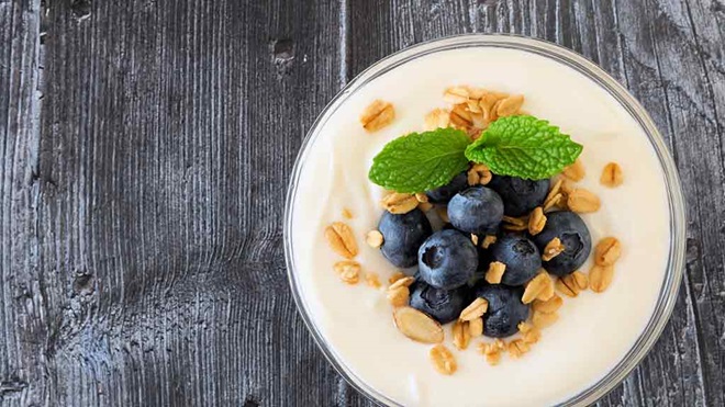 greek_yoghurt_with_blueberries_on_wooden_table